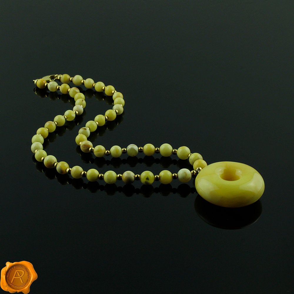 Butterscotch - amber necklace made from beautifully evenly sorted stones.  Jewellery & Gemstones - Necklace - Auctionet