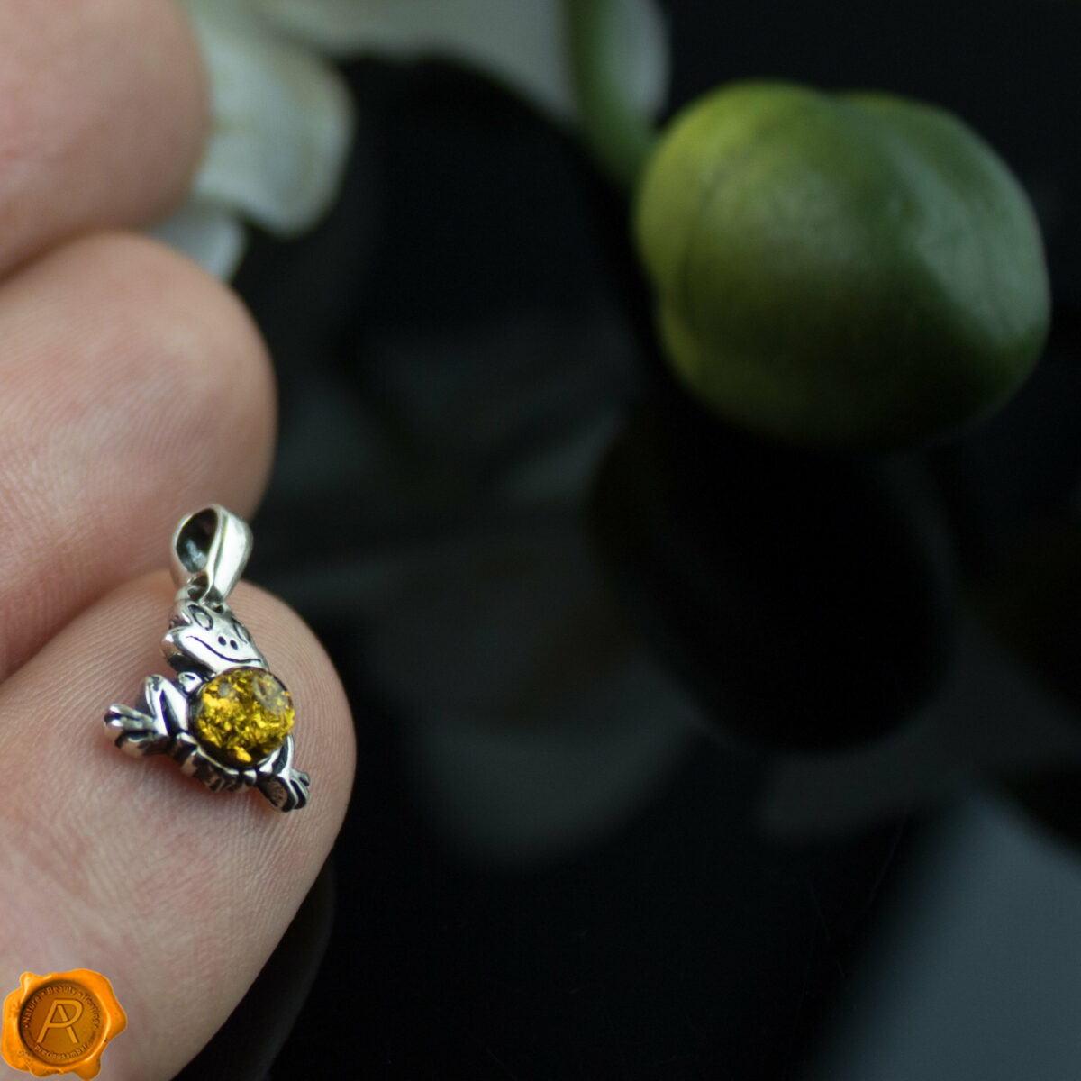 Dainty Green Amber Frog - Image 3