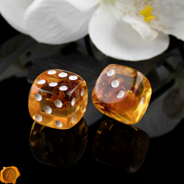 Amber Dice 14 x 14mm