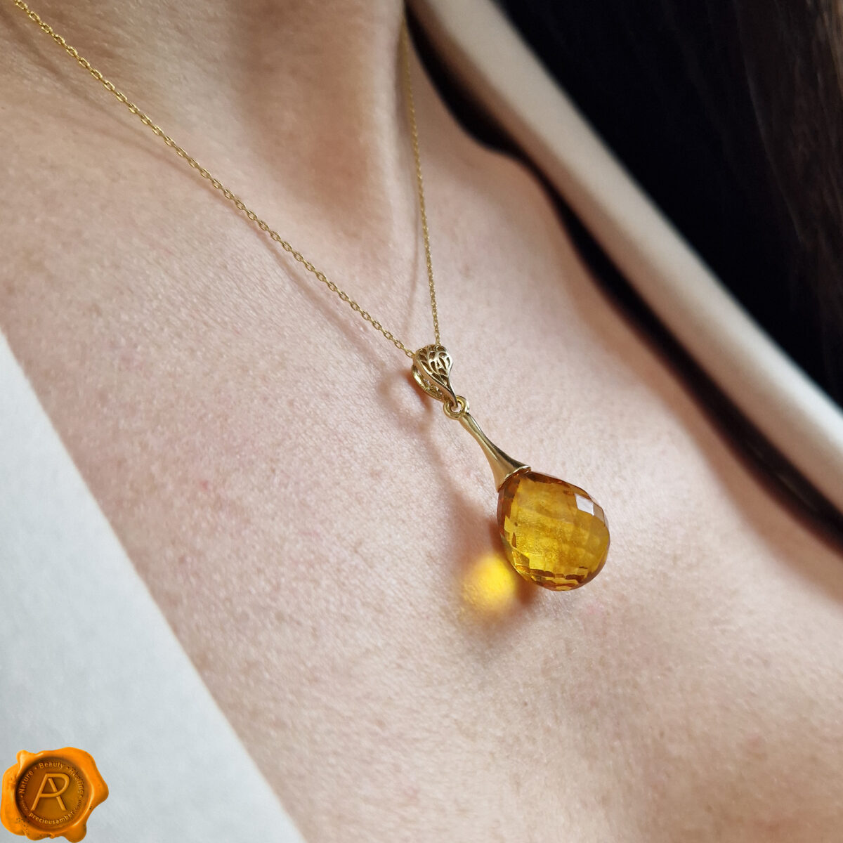 Luxurious Faceted Amber Gold Pendant - Image 2