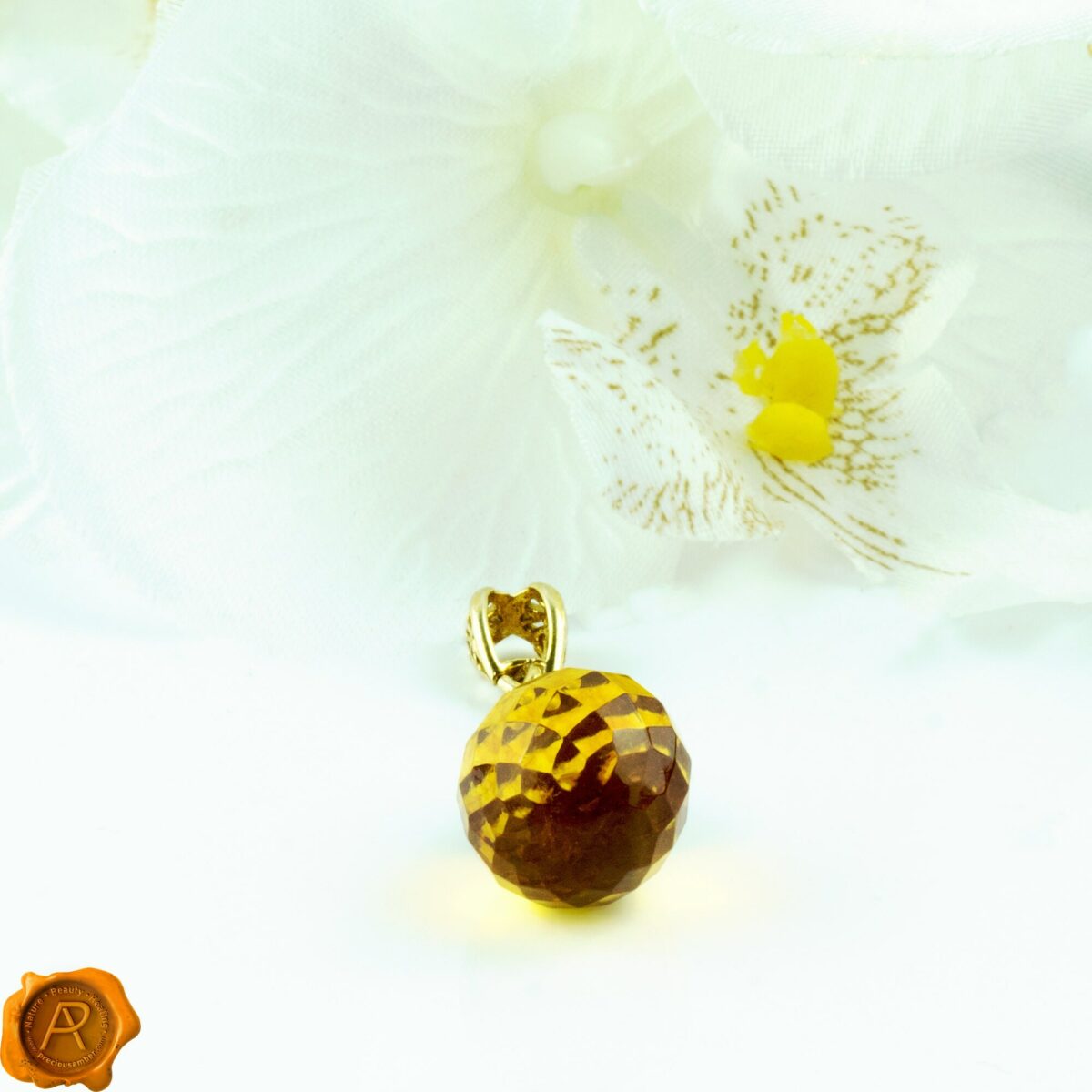 Luxurious Faceted Amber Gold Pendant - Image 5
